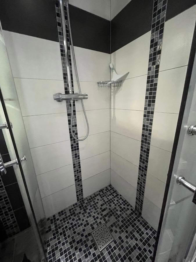 Douche en mosaïque de location tourstique l'amanderaie avec commodité séparés