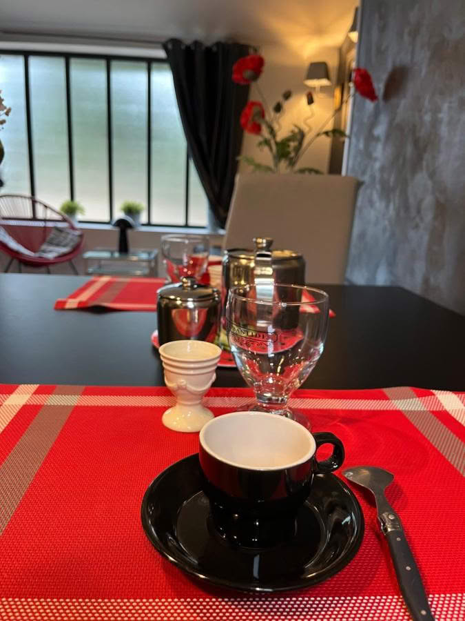 Tout près de Lourmarin, table à manger du séjour location saisonnière avec un petit café